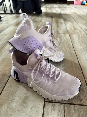 Nike Women’s Lavender Metcon Training Sneakers